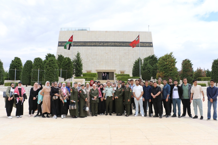 طلبة جامعة الزرقاء يزورون صرح الشهيد في عمّان