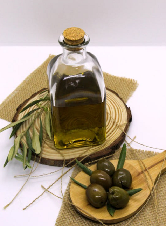 5 زيوت طبيعية تشد البشرة.. استمتعي بإطلالة نضرة ومشرقة