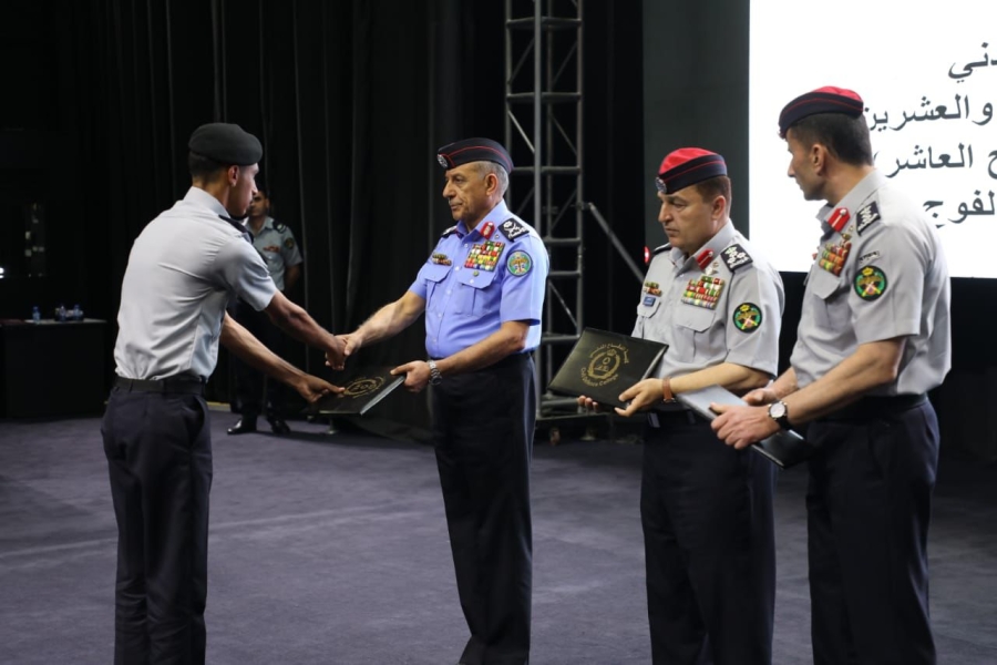 مدير الأمن العام يرعى تخريج طلبة كلية الدفاع المدني