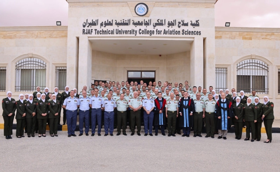 الحنيطي يرعى تخريج الفوج الرابع من برنامج التجسير في كلية سلاح الجو الملكي الجامعية ويفتتح مدرسة مدربي الطيران