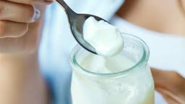 نتيجة فوق الخيال .. ماذا يحدث عند تدليك شعرك بالزبادي