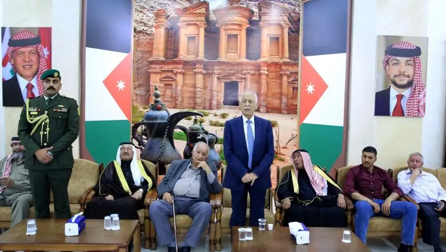 مندوباً عن الملك وولي العهد.. العيسوي يعزي عشيرة المعاني