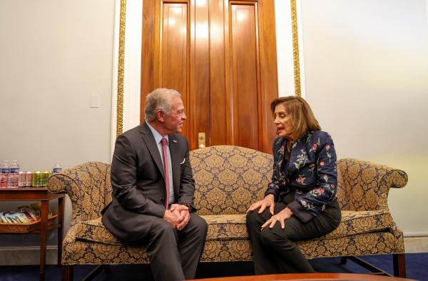 الملك يلتقي نانسي بيلوسي في واشنطن