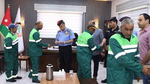 مدير شرطة غرب إربد يكرّم عمال الوطن في بلدية الطيبة