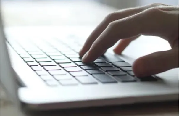 ميزة خفية في ويندوز: إعادة التشغيل الطارئة بخطوة سرية لا يعرفها أغلب المستخدمين!