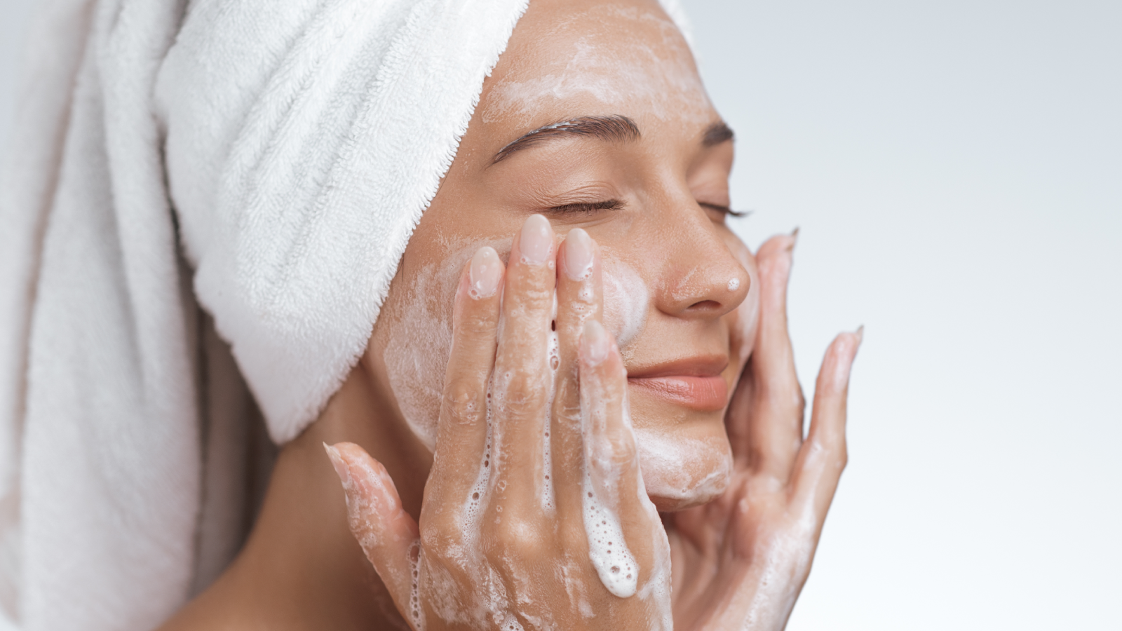 هل يمكن تنظيف الوجه بغسول الجسم؟