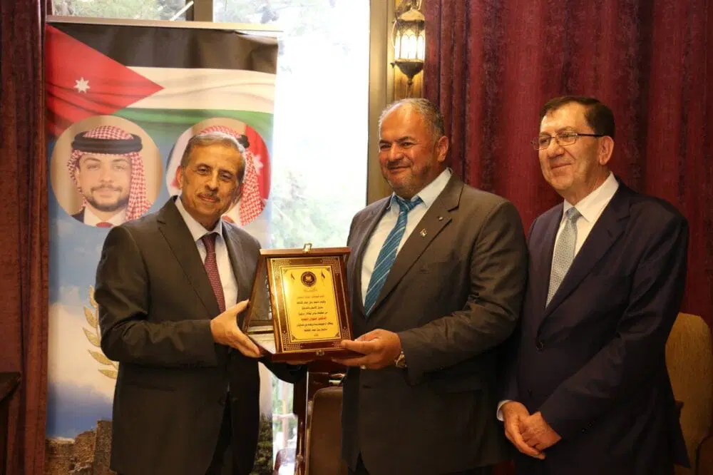 مدير عام المستشفى التخصصي يكرم حفظة القرآن الكريم في عجلون تقديرًا للتميّز والريادة