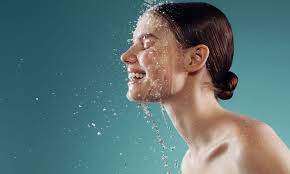 دليلك لغسول الوجه المثالي لصيف 2025: إشراقة ونقاء يدومان