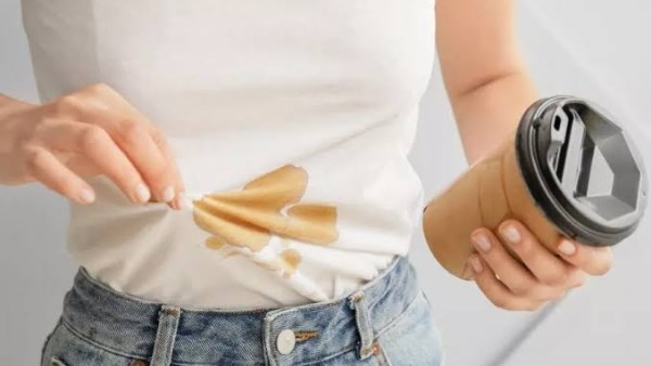 بخطوة واحدة .. أسهل طريقة لإزالة بقع الشاي والقهوة من الملابس