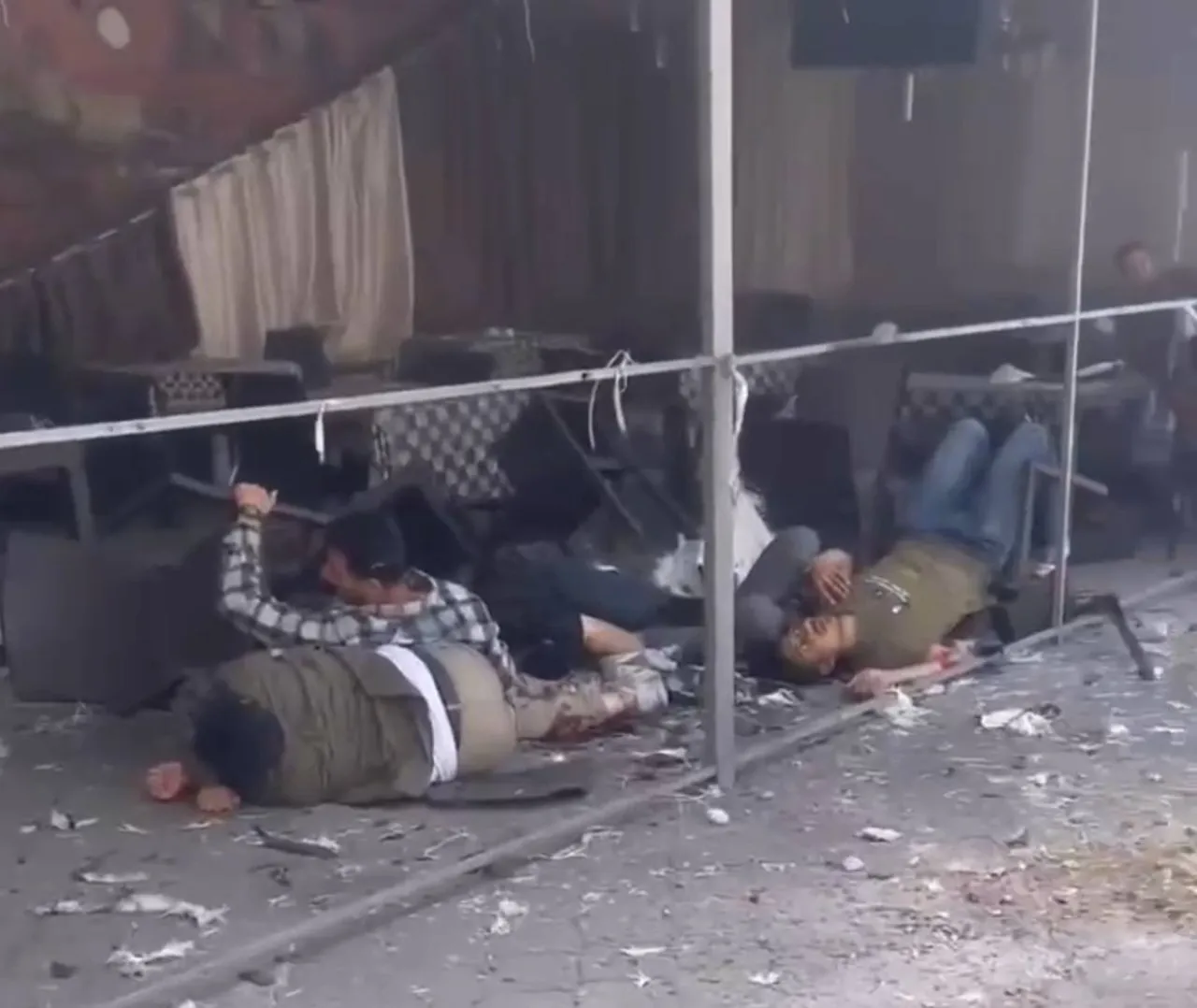 الاحتلال يرتكب مجزرة بقصفه مطعما في مدينة غزة