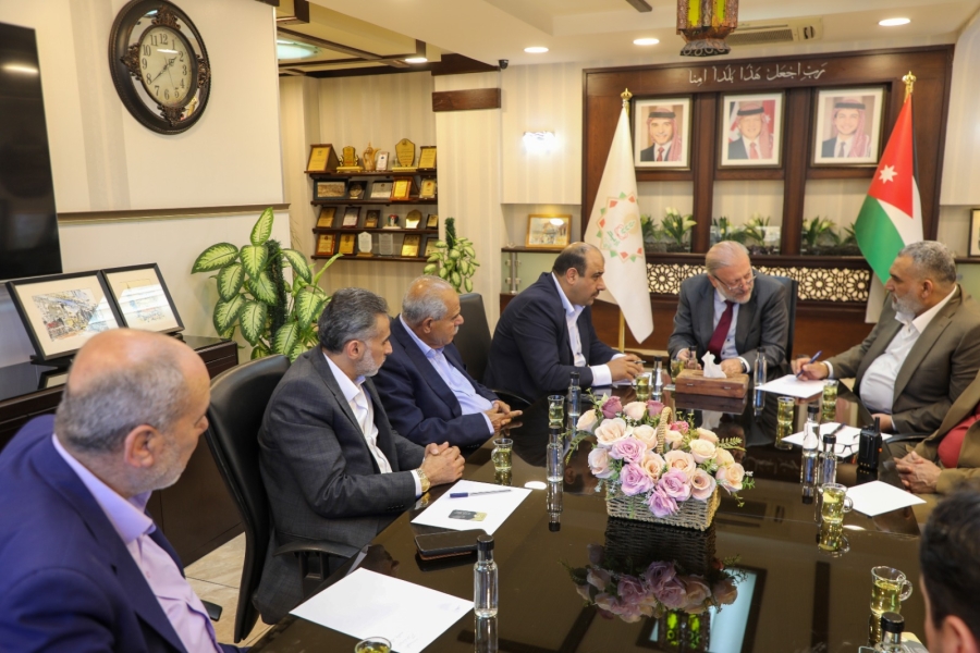 بلدية إربد تبحث سبل تطوير الخدمات في المدينة الصناعية