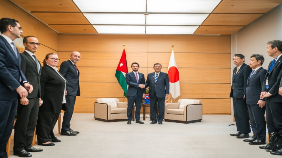 ولي العهد يلتقي برئيس الوزراء الياباني ويؤكد اعتزازه بالعلاقة بين البلدين