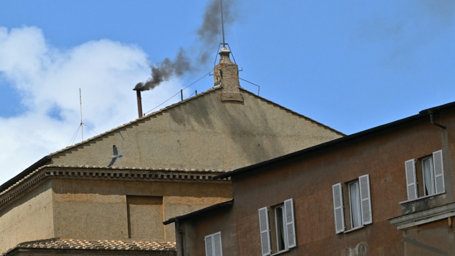 الدخان الأسود يتصاعد من الفاتيكان في إشارة إلى عدم انتخاب بابا جديد