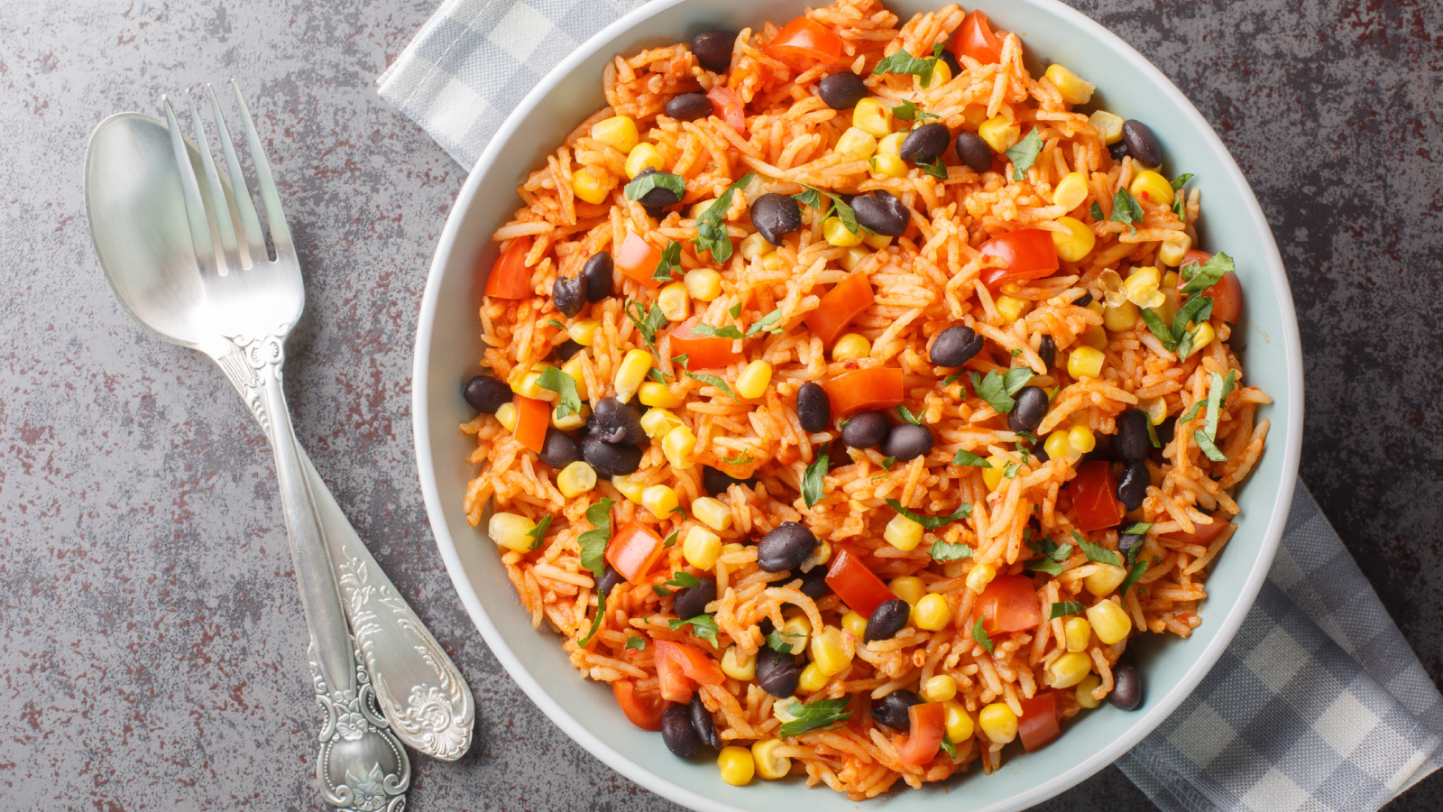 وصفة الأرز الإسباني بالفاصولياء بخطوات سهلة
