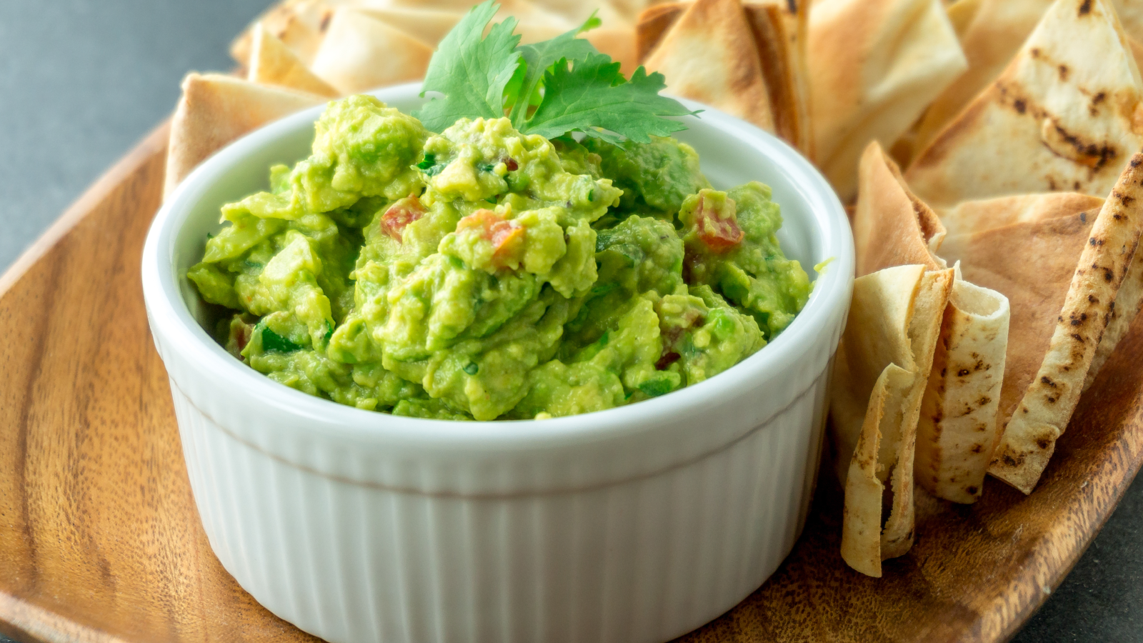 صلصة الأفوكادو.. بديل صحي لذيذ للمايونيز والكاتشب