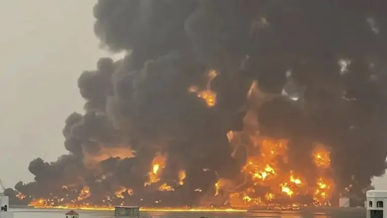 انفجارات عنيفة تهز ميناء رأس عيسى