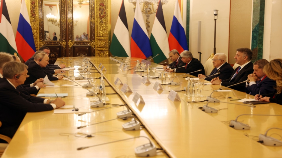 عباس يؤكد خلال لقائه بوتين ضرورة الوقف الفوري لإطلاق النار في قطاع غزة