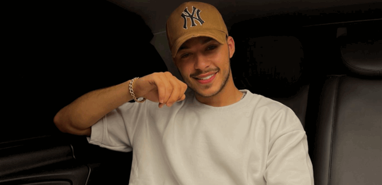 تخلّت عنه وهو صغير ورفعت عليه دعوى بـ7 بنود... فنان شهير يتحدث لأول مرة عن معاناته مع والدته