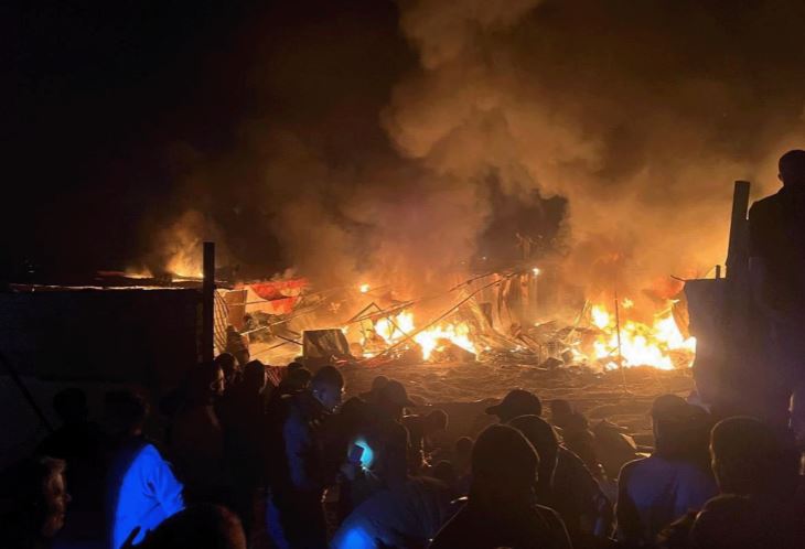 استشهد 10 فلسطينيين في غزة والاحتلال يلاحق النازحين