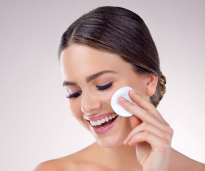 احصلي على وجه نضر مع طرق طبيعية لإزالة المكياج وتنظيف البشرة