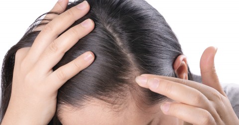 هل شعرك لا ينمو بسرعة؟ إليكِ الحلول الفعالة لتطويله وتقويته