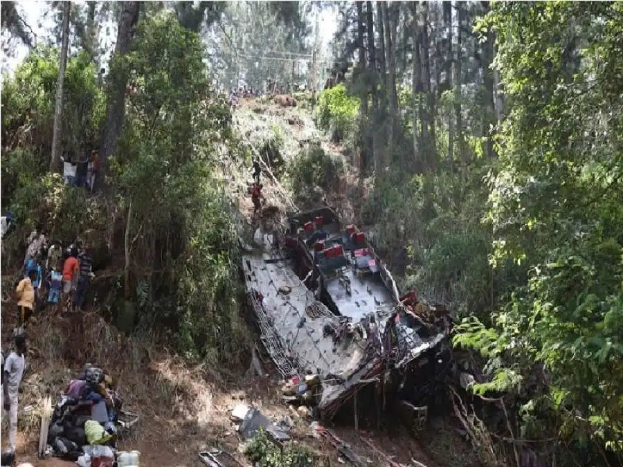 مصرع 21 شخصًا بحادث سقوط حافلة وسط سريلانكا