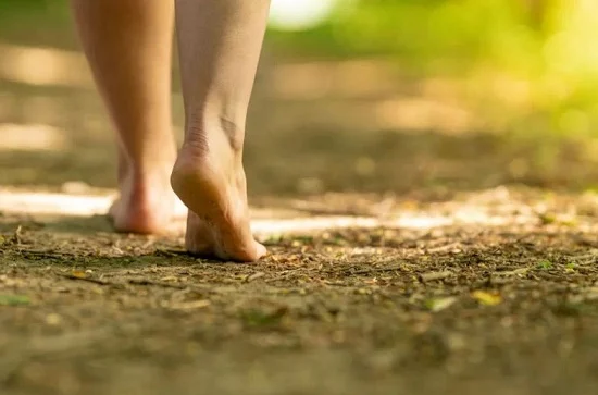 يوم بدون حذاء.. 5 فوائد تعود عليك من السير حافيًا أبرزها حرق السعرات الحرارية