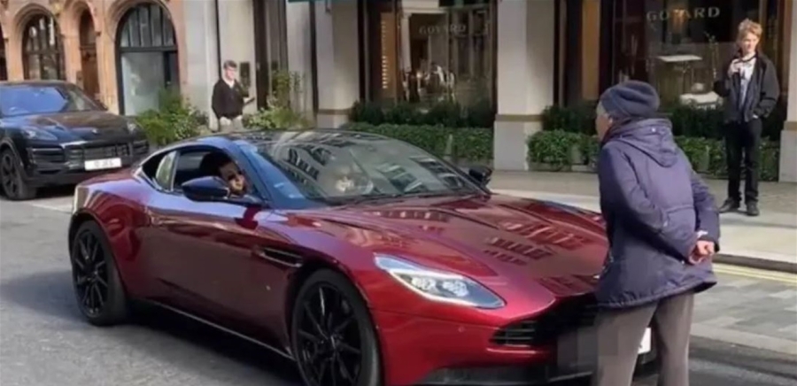 صوتها أزعجها ... امرأة تُوقف سيارة فارهة في شارع راقٍ!