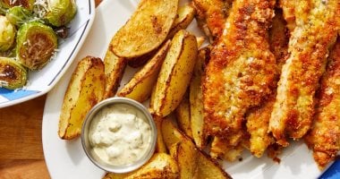 طريقة عمل السمك الفيليه مع بطاطس محمرة لايت.. صحية ولذيذة