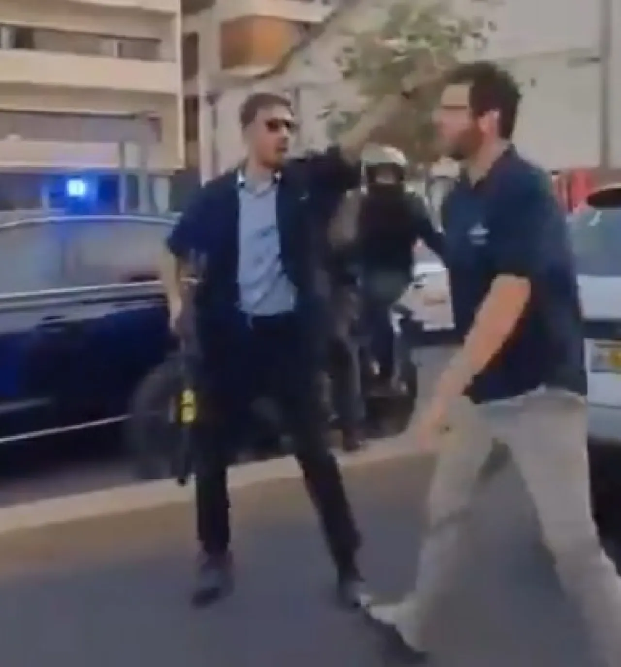 عنصر من الشاباك يشهر سلاحه بوجه متظاهر وصف نتنياهو بـ الخائن في (تل أبيب)