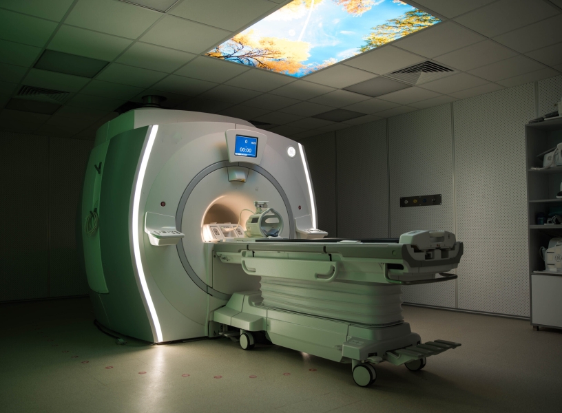 مواطن يشكو من تعطل جهاز التصوير في مستشفى السلط