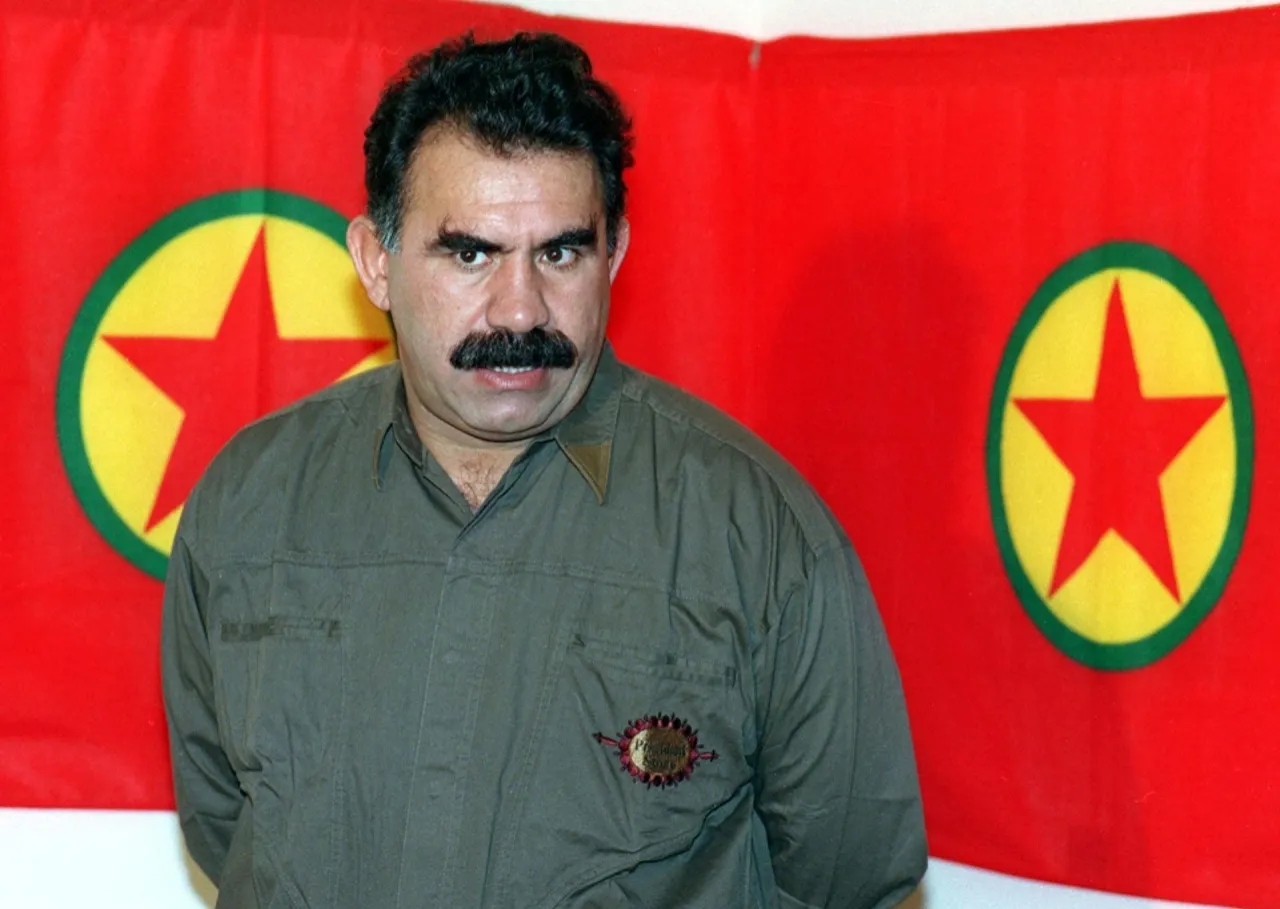 أوجلان يرحّب بقرار حزبه حل نفسه وإلقاء السلاح