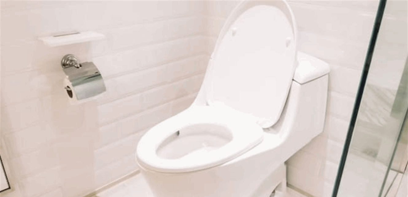 كرسي مرحاض انفجر بشاب وتسبب له بحروق قوية .. هذا ما حصل!