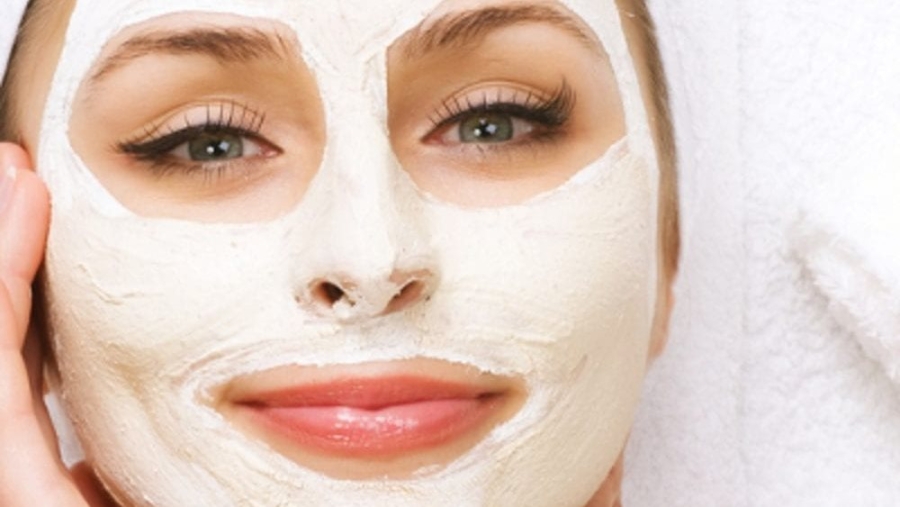 بمكونات طبيعية .. تركيبة لتفتيح وترطيب البشرة في دقائق