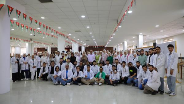 كلية صيدلة جامعة الزرقاء تقيم معرض الملصقات لطلبة مادة حالات في المداواة 2