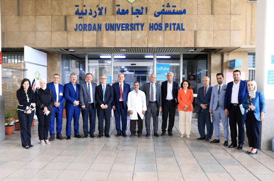 الصحة النيابية تطلع على خدمات مستشفى الجامعة