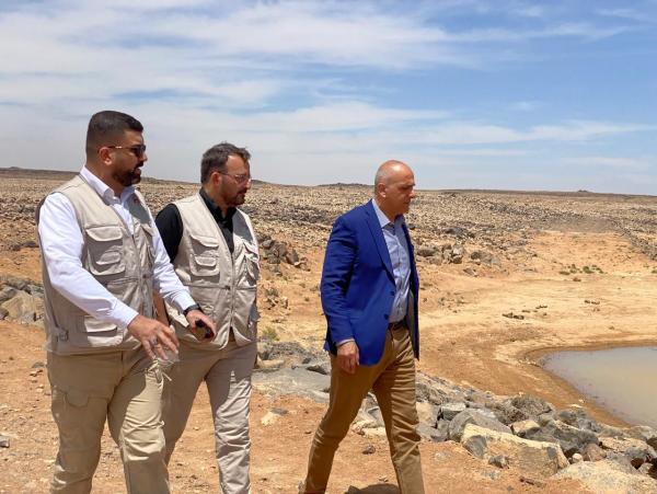 وزير البيئة يتفقد سير العمل في مشاريع إعادة تأهيل البادية