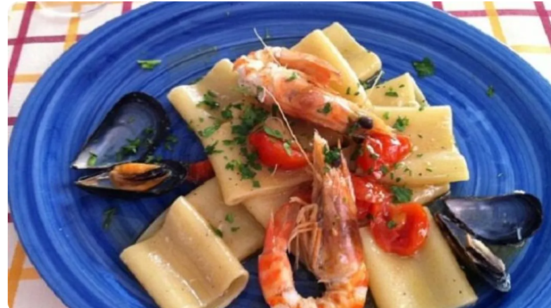 تأثير اللون الأزرق على شهيتك .. كيف يمكن للون أن يغير عاداتك الغذائية؟