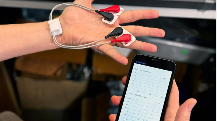 جهاز يقيس كمية حليب الرضاعة الطبيعية في الوقت الفعلي