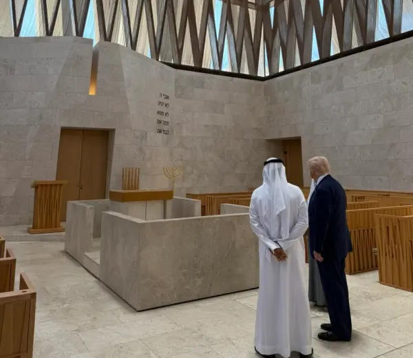 ترمب يوقع في سجل زوار بيت العائلة الإبراهيمية في أبوظبي.. ماذا كتب؟