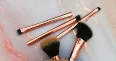 4 أدوات مكياج أساسية لازم تكون فى حقيبتك.. فرشاة الحواجب أبرزها