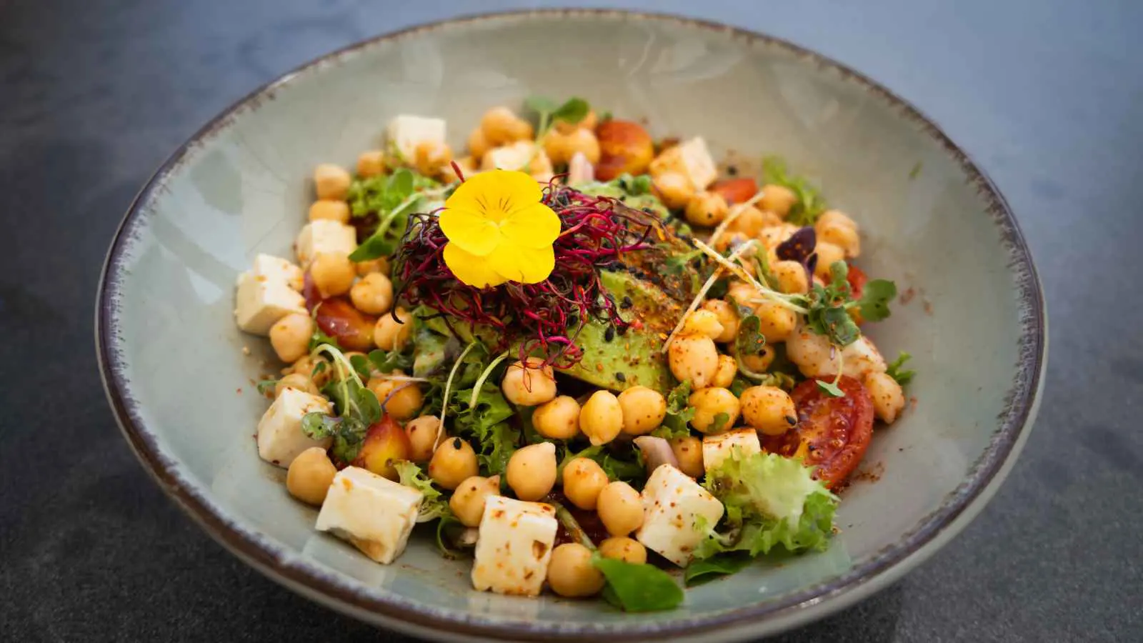 سلطة الحمص بالتوفو.. وجبة نباتية سهلة وسريعة