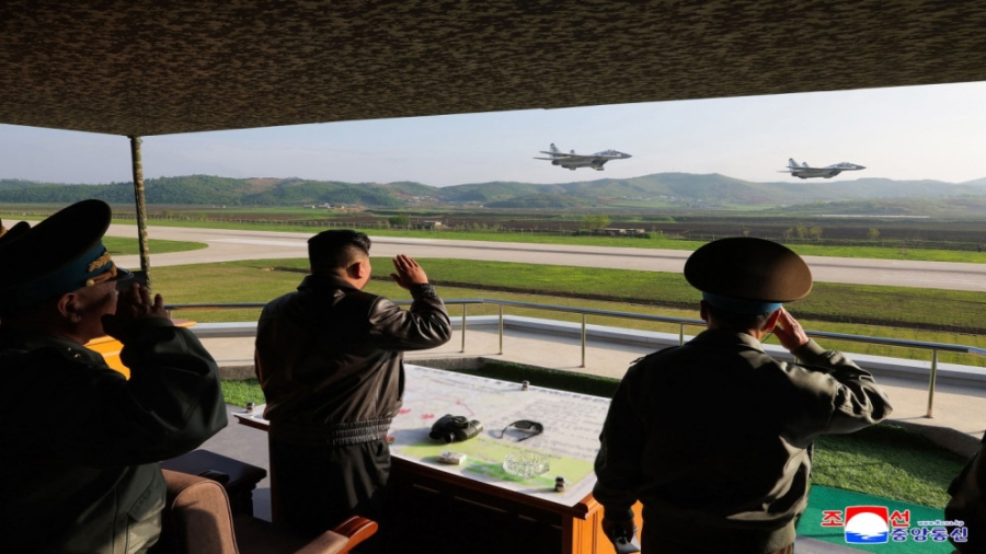 استعدادا للحرب .. زعيم كوريا الشمالية يشرف على تدريبات للقوات الجوية