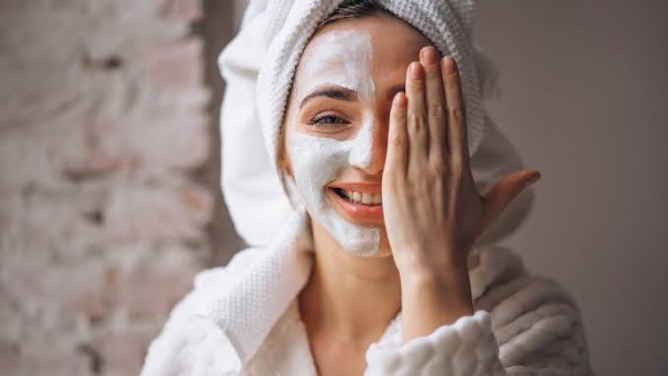 تمنحك إشراقة فورية .. ماسكات لتقشير البشرة بطرق طبيعية وآمنة