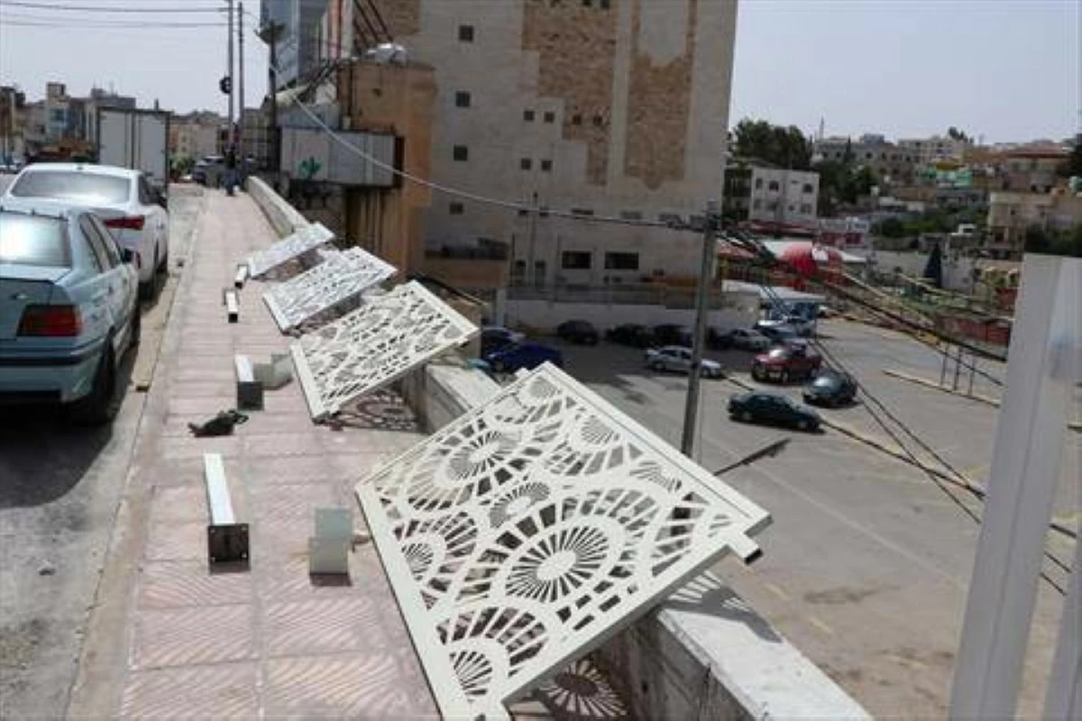 بلدية إربد: تركيب سياج حديدي على امتداد الجدار الاستنادي لشارع الرازي