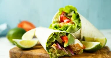 طريقة عمل لفائف الخس بالدجاج والأفوكادو.. جددي مطبخك