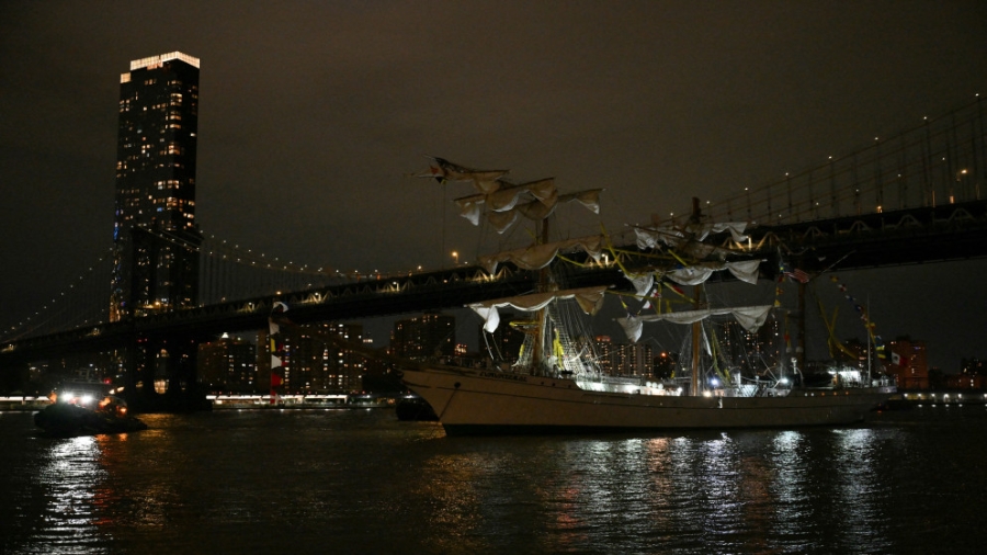 إصابة 22 شخصا بحادث اصطدام سفينة تابعة للبحرية المكسيكية بجسر بروكلين