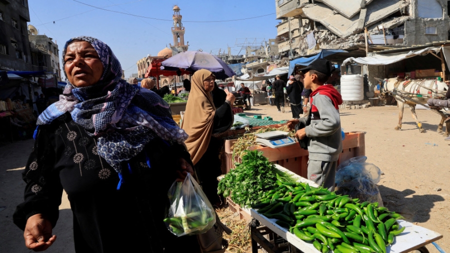 اقتصاد البقاء في غزة: مهن جديدة فرضتها الحرب