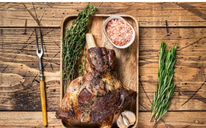 فخذ الخروف المشوي بالثوم والروزماري