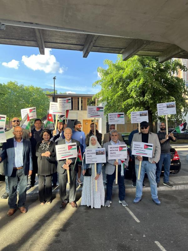 وقفة احتجاجية أمام ميدل إيست آي رفضاً لتقارير كاذبة بحق الهيئة الخيرية